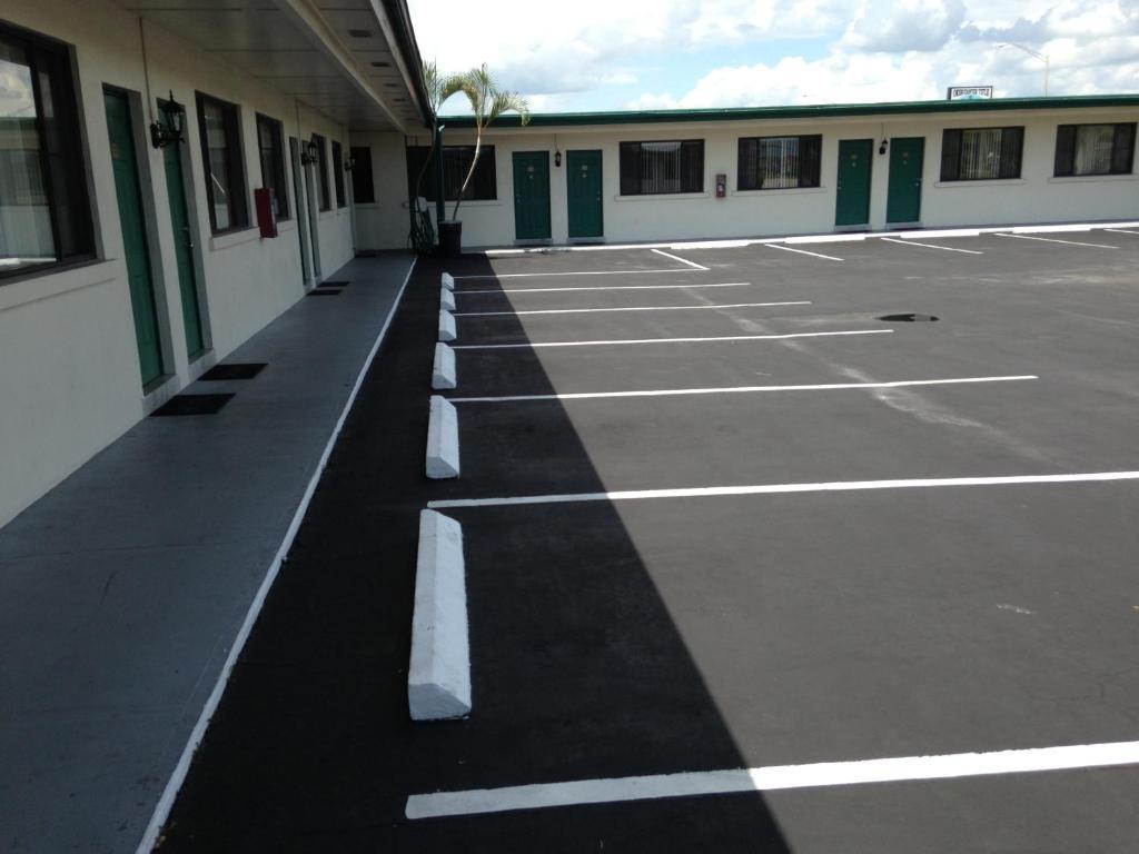 Economy Inn Okeechobee Exterior photo